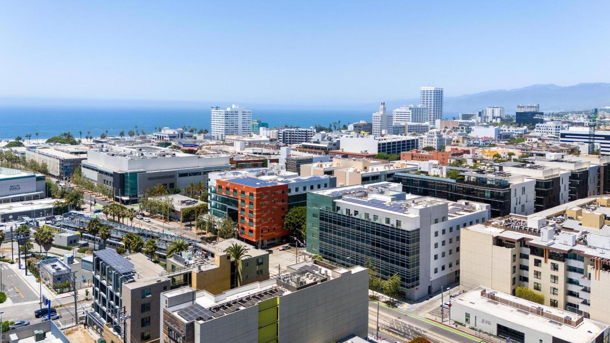 The Sapphire Nest - Spectacular Rooftop Amenities Ocean Views 2br *